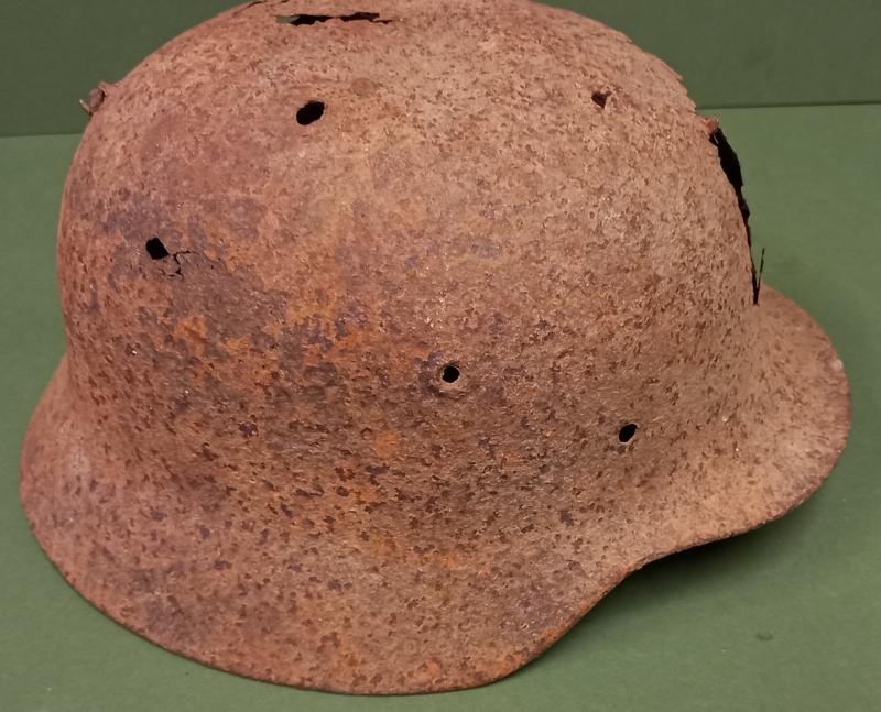 WW2 GERMAN  M-35 STEEL HELMET