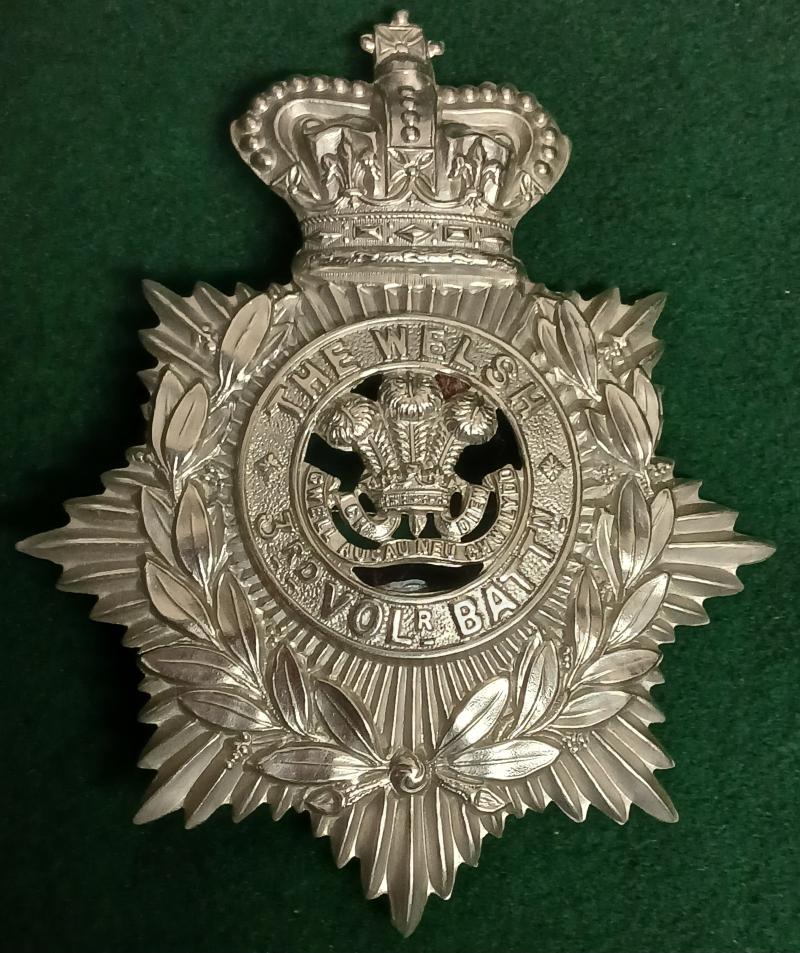 THE WELSH REGIMENT HELMET PLATE .