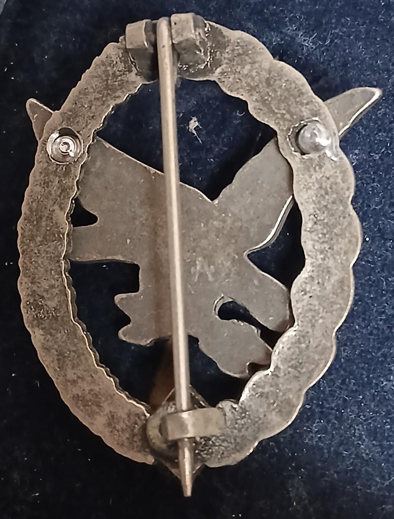 GERMAN WW2 LUFTWAFFE RADIO/GUNNERS BADGE .